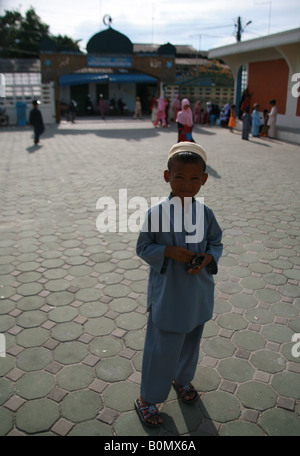 Bambini alla moschea di Hua Thanon village koh Samui Thailandia Foto Stock