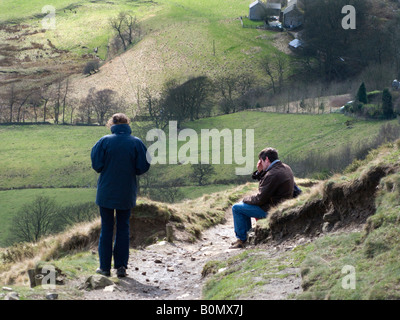 "Coppia" come se sostenendo, o stanchi, sul Mam Tor sentiero. Parco Nazionale di Peak District. Derbyshire Foto Stock