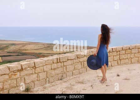 Donna che guarda il mare Foto Stock