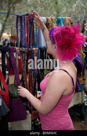 Donna maltese Eco-Warriors Terra Garden ragazza in abito rosa con capelli colorati viola, vendita abbigliamento moda a Malta Foto Stock