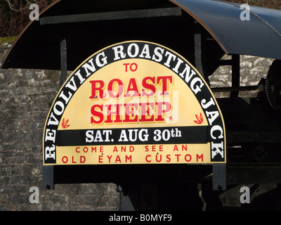 Segno sopra la griglia spiedo per la Eyam Sheep-Roast annuale. Eyam, Derbyshire. In Inghilterra. Regno Unito Foto Stock