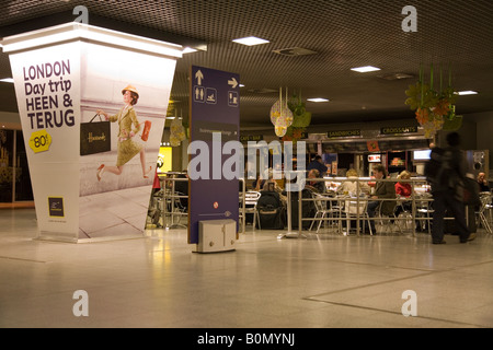 Inserzioni per gite di un giorno a Londra (& Harrods) accanto al Cafe a Bruxelles Midi eurostar stazione internazionale di Bruxelles. Belgio Foto Stock