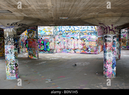 Graffitti sulla riva sud del fiume Tamigi a Londra Foto Stock