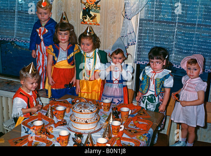 Bambini e una tabella impostata per una festa di Halloween, USA, 1950 Foto Stock