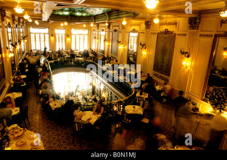 L'interno della Confeitaria Colombo a Rio de Janeiro, con una vista del piano di sopra salon de thé Foto Stock