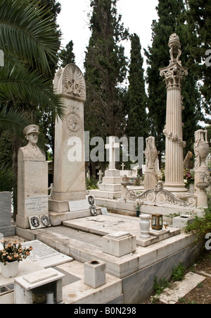 Tomba di marmo e pietre memoriali nel Proto Nekrotafio primo cimitero al Mets quartiere di Atene in Grecia Foto Stock