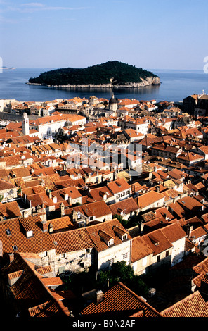 Una vista di Dubrovnik Centro storico dalle mura della città, con l'isola di Lokrum in background. Foto Stock