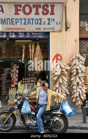 Un negozio di spezie in Evripidhou street nel bazar quartiere nel centro di Atene, tra Piazza Omonia e Ermou Street Foto Stock