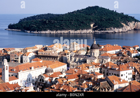 Una vista di Dubrovnik Centro storico dalle mura della città, con l'isola di Lokrum in background. Foto Stock