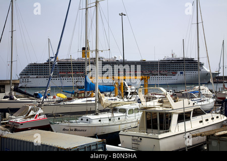 La Costa Atlantica nave da crociera ormeggiata in Funchal, Madeira Foto Stock