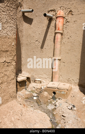 Mali, una strada stretta e scarico in Segou, sul Niger riverside Foto Stock