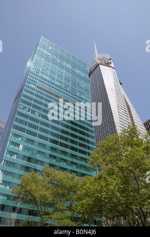 L'ex edificio Verizon a sinistra e la Banca di America torre a destra come visto da Bryant Park di New York City Foto Stock