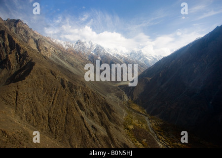 Cime coperte di neve e valli di montagna Karokoram Skardu vallata a nord del Pakistan Foto Stock