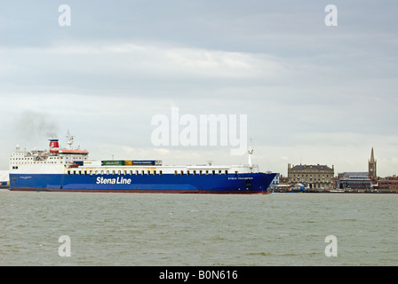 Stena Line camion traghetto in arrivo a Harwich International Port, Essex, Regno Unito. Foto Stock