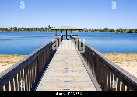 Una passerella fuori ad un belvedere sul Lago Monger, Perth, Western Australia Foto Stock