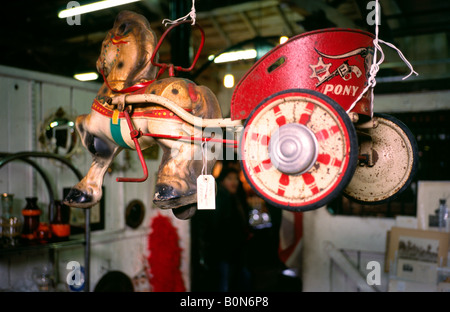 Ott 4, 2003 - Pony e carrello realizzato da Stagno (1950) in vendita presso il mercato di Camden a Londra. Foto Stock