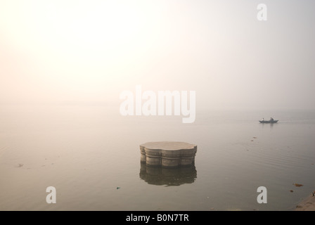 I barcaioli sulle rive del Gange righe lungo i ghats Varanasi India Foto Stock