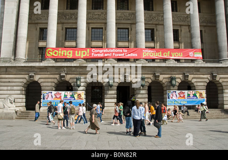 Foto di stock di un banner sul Nottingham Casa Consiglio congratularsi con il Nottingham Forest Football Club la promozione nel 2008 Foto Stock