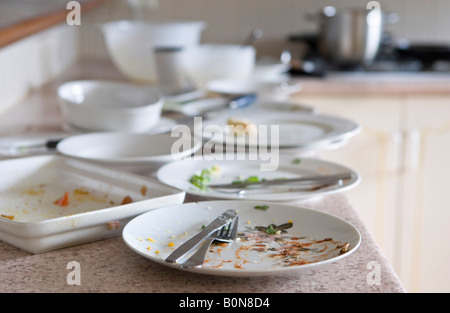 Piastre di sporco su un banco di cucina Foto Stock