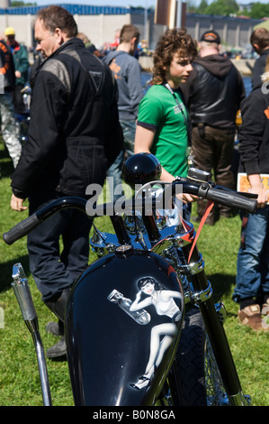 Folla ammirando una motocicletta in corrispondenza di un custom bike show di Norrtälje Svezia Foto Stock