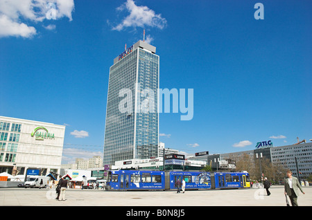 Il tram che passa Alexanderplatz Berlino Germania Aprile 2008 Foto Stock