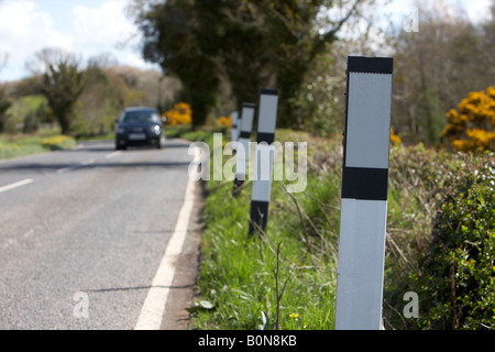 Guida auto lungo la strada con i marcatori stradale bordo di marcatura di piegare sul paese rurale road Foto Stock