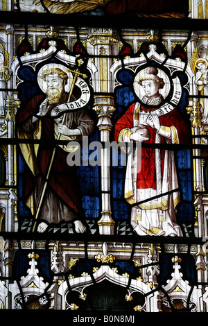 Una vetrata di Lavers, Barraud e Westlake raffigurante i Santi Giovanni Battista e Stefano, la Chiesa di Woodbastwick, Norfolk, Inghilterra Foto Stock