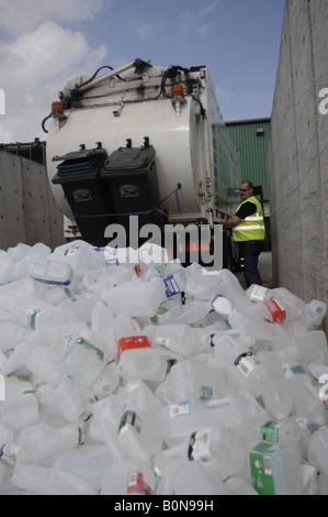 Plastica bottiglia di latte il riciclaggio a Teignbridge il consiglio del distretto cantiere di riciclaggio in Newton Abbot Devon Foto Stock