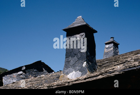 Un tetto in ardesia e camini nella Sierra de Ancares a Pereda de Ancares vicino a Villafranca del Bierzo Leon provincia nord della Spagna Foto Stock