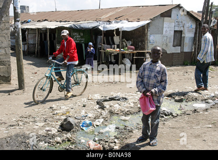 Baraccopoli Soweto, uno dei più famigerati baraccopoli di Nairobi, in Kenya Foto Stock