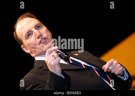 Simon Hughes MP, presidente dei liberali democratici, rivolgendosi al gruppo del Partito europeo dei liberali democratici Conferenza di Primavera Foto Stock