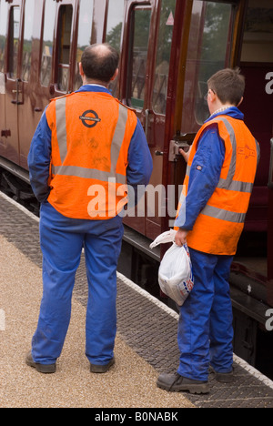 Il personale ferroviario di parlare alla stazione di Holt,Norfolk, Regno Unito Foto Stock