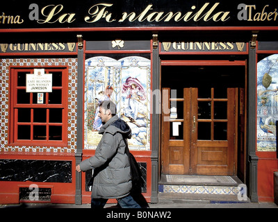 Dettaglio della parte esterna del vecchio stile bar nel centro di Madrid Spagna Foto Stock