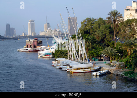 Feluche ormeggiato sulle rive del fiume Nilo in centro al Cairo in Egitto Foto Stock