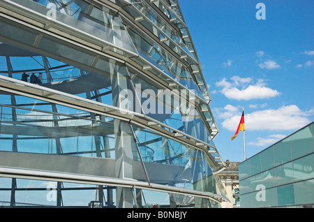 Cupola di vetro disegnato da Sir Norman Foster sulla sommità del Reichstag di Berlino Germania Aprile 2008 Foto Stock