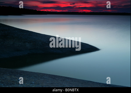 Tramonto primaverile presso l'isola Østenrødøya nel lago Vansjø, Østfold, Norvegia. Vansjø è una parte dell'acqua sistema chiamato Morsavassdraget. Foto Stock