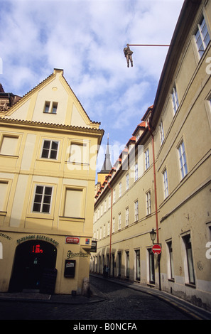 Appendere fuori della statua di David Cerny, Praga, Repubblica Ceca Foto Stock