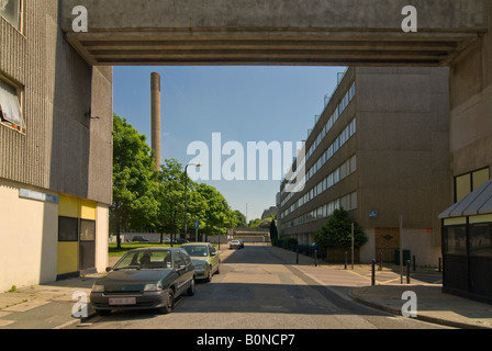 In orizzontale ampia angolazione di Crozier casa uno dei blocchi a torre comprendente il Ferrier Estate in Kidbrooke Park in una giornata di sole. Foto Stock