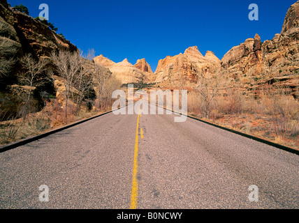 Una vista delle scogliere di arenaria e una delle lunghe strade lungo il fiume Fremont nel cuore del Parco nazionale di Capitol Reef Foto Stock