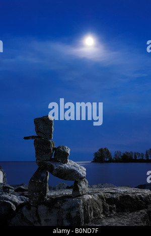 Stone figura umana sotto il chiaro di luna Inukshuk Cultura Inuit Foto Stock