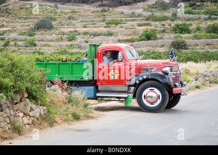 1947 camion americano con CASSONETTO PER CASSONI post-bellici. USA decorato rosso maltese letto ribaltabile camion farners, Dodge Bedford camion chiamato Santa Maria Foto Stock