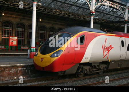 Virgin Pendolino con il treno alla stazione di Preston, Lancashire, Inghilterra, Regno Unito. Foto Stock