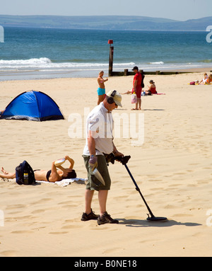 Ricerca di oggetti di valore hiddden sulla spiaggia a Bournemouth Foto Stock