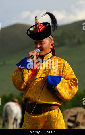 Il cantante indossando il tradizionale mongola costume nazionale durante il Festival Naadam Ulan Bator o Ulaanbaatar Mongolia Asiaa Foto Stock