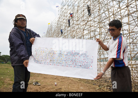 Fire costruzione di barche - Nakhon Phnom, Nakhon Phnom provincia, Thailandia Foto Stock