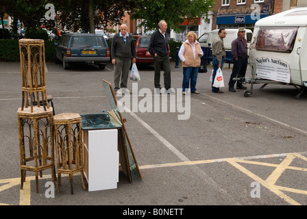 Economia britannica ruotare verso il basso la recessione 2000s 2008 Regno Unito asta settimanale venditori raccogliere i loro soldi dopo la vendita delle loro merci. Boston Lincolnshire UK Foto Stock