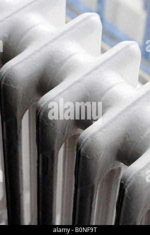 Il vecchio stile in ghisa radiatore. Foto Stock