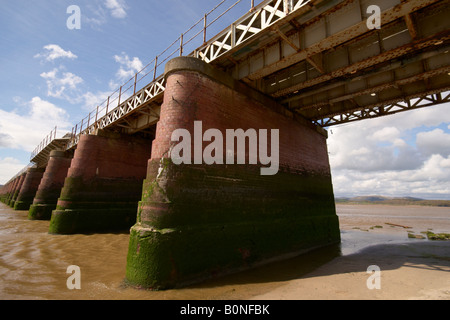 Viste da Arnside estuario beach in Lancashire Lake District di Arnside viadotto progettato da James Brunlees di Manchester Foto Stock