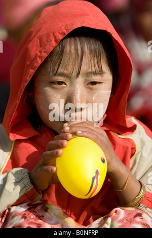 Ragazza con palloncino Naga Festival Birmania Foto Stock