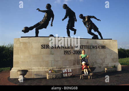 Sir Stanley Matthews statua al Britannia Stadium di Stoke-on-Trent Foto Stock